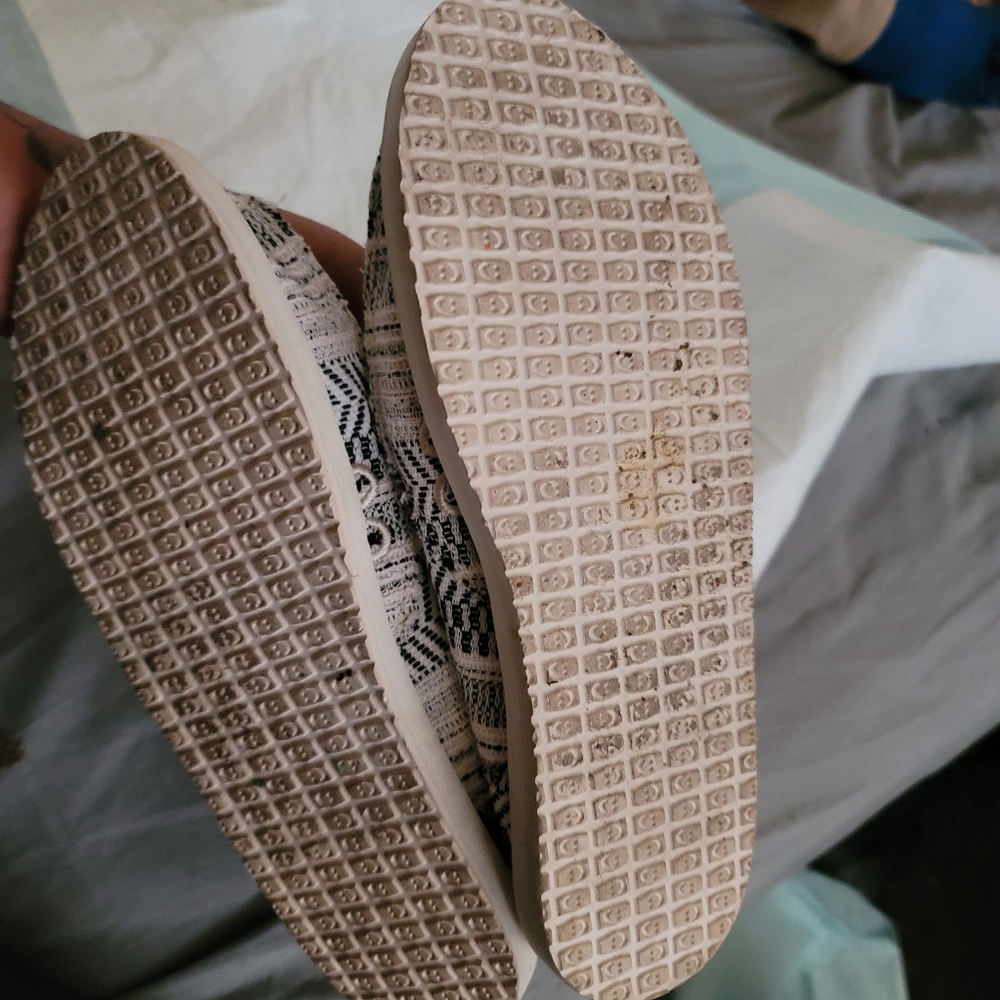 Womans saunk shoes size 8